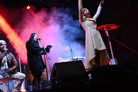 Temperamentna Tanja Žagar je razgrela kamniško publiko za najdaljšo noč v letu in silvestrovanje v centru Pravljičnega Kamnika (20)